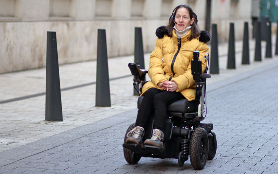 Utilises your head motion