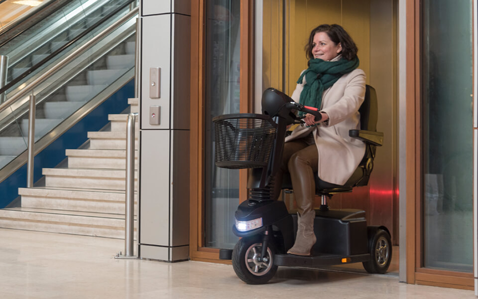 Ultra-narrow base for increased manoeuvrability.